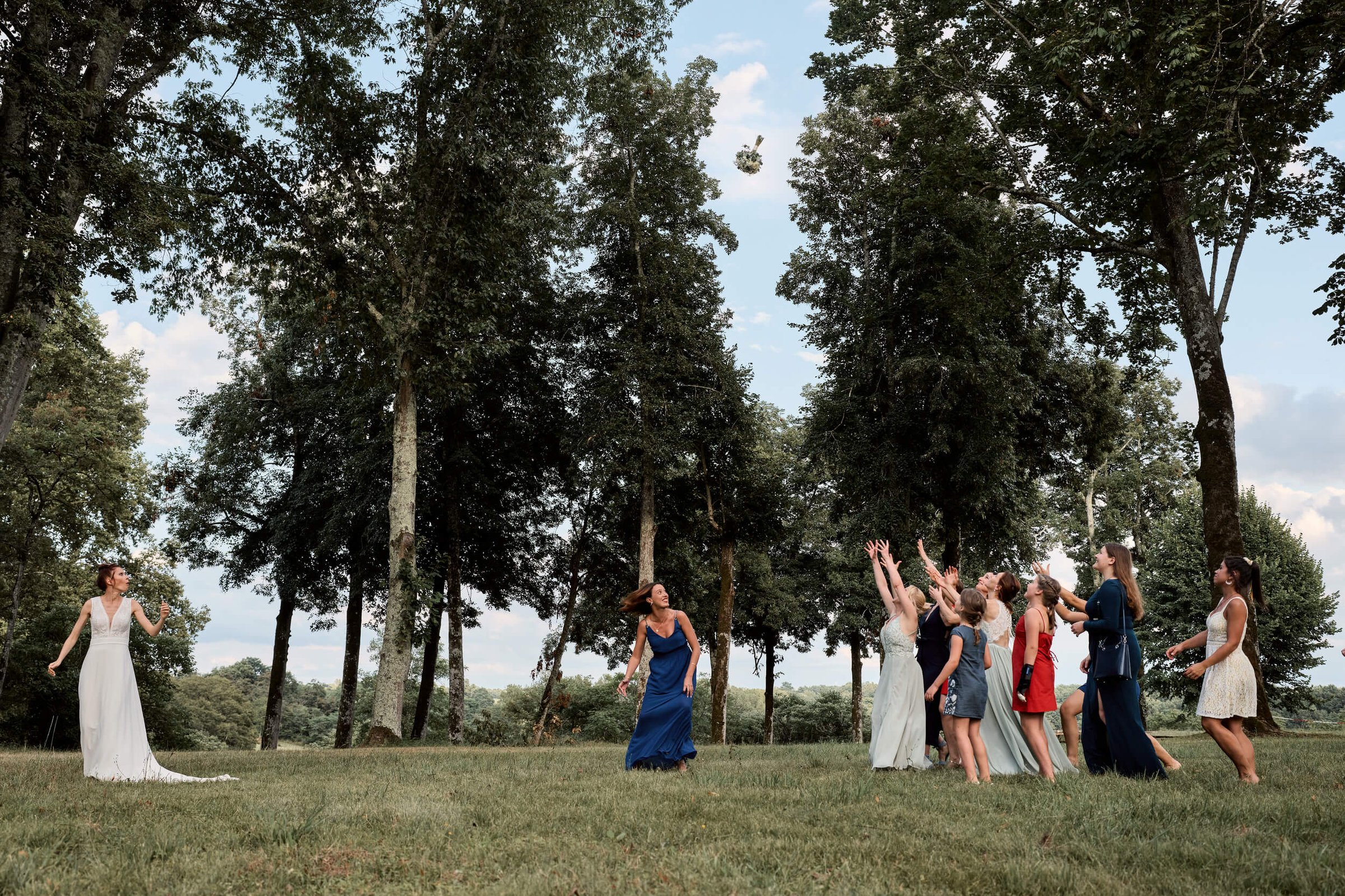 Une mariée lance son bouquet de mariage