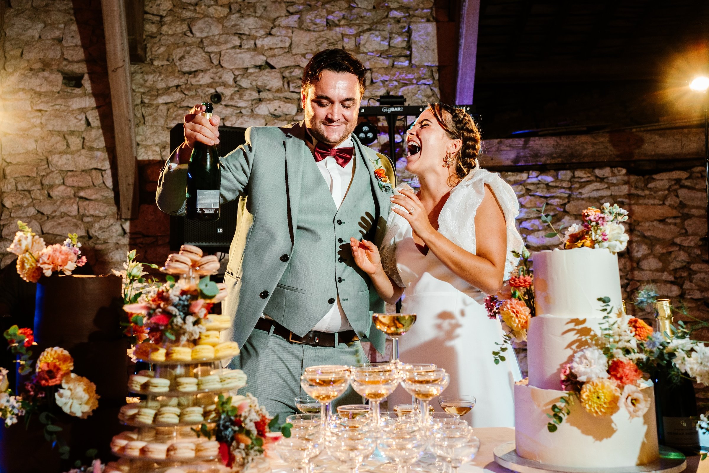 Les mariés devant leur gâteau